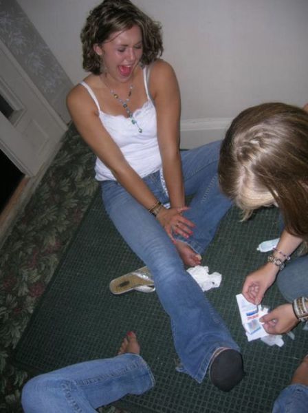 Girls with Stubbed Toes Making Faces (18 pics) Girls with Stubbed Toes Making Faces (18 pics)