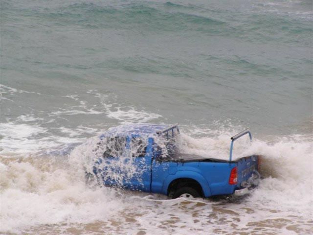 Cars in Hilarious and Weird Situations (83 pics)
