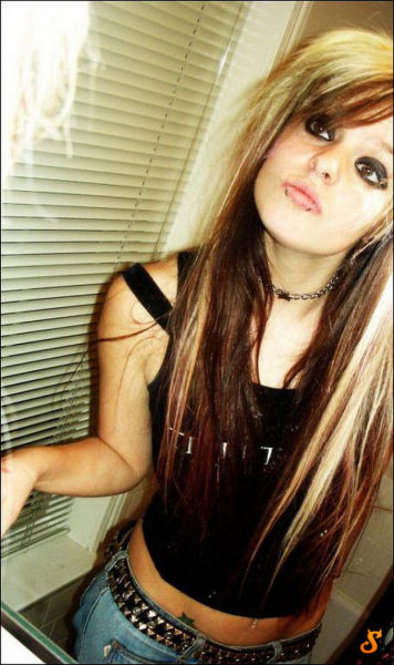 Emo Babes (71 pics)