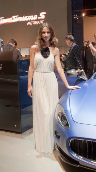 Girls from the 2010 Paris Motor Show (109 pics)