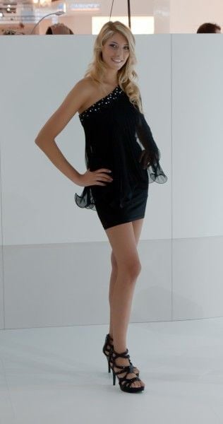 Girls from the 2010 Paris Motor Show (109 pics)