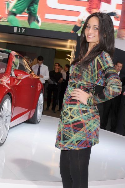 Girls from the 2010 Paris Motor Show (109 pics)