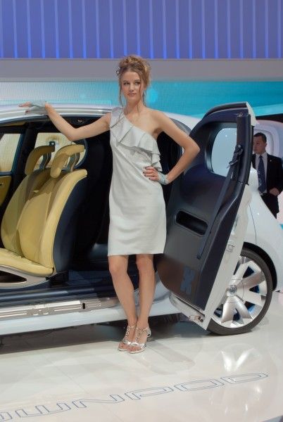 Girls from the 2010 Paris Motor Show (109 pics)