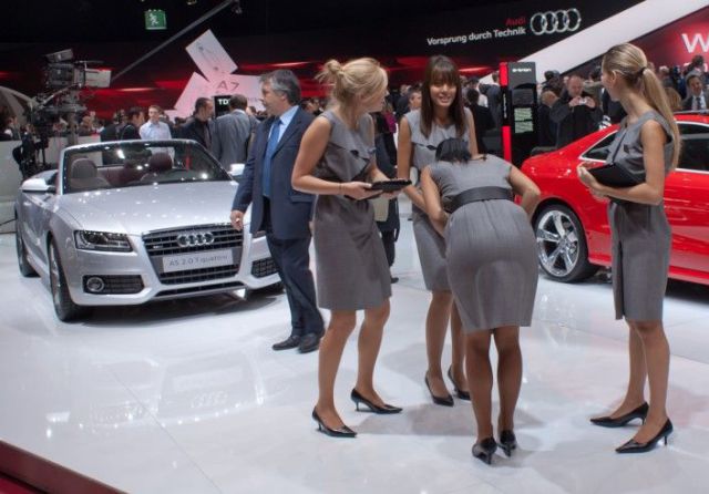 Girls from the 2010 Paris Motor Show (109 pics)