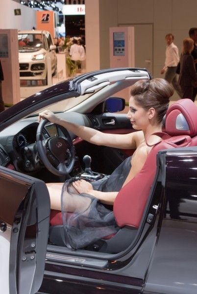 Girls from the 2010 Paris Motor Show (109 pics)