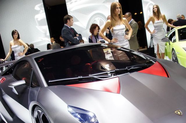 Girls from the 2010 Paris Motor Show (109 pics)
