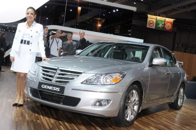 Girls from the 2010 Paris Motor Show (109 pics)