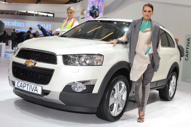 Girls from the 2010 Paris Motor Show (109 pics)