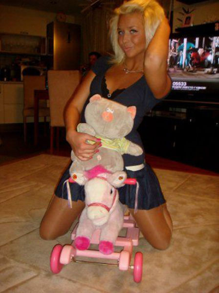 Hot Chicks Show Sexy Side In Social Network Sites