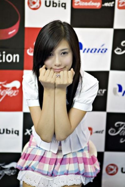 This Is How Asians Pose