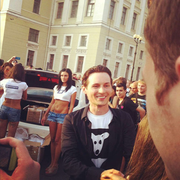 Seductive Girls Promote Russian Social Network