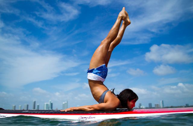 These Stretching Girls Will Raise Your… Mood!