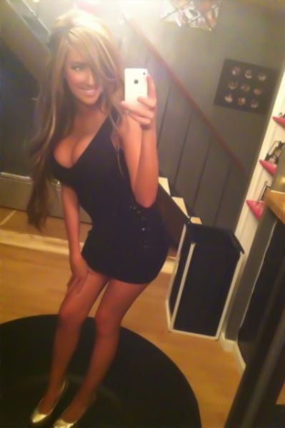 Sizzling Hot Self-Taken Mirror Pics