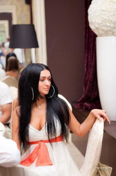 Brunette Beauty’s Shocking Secret!