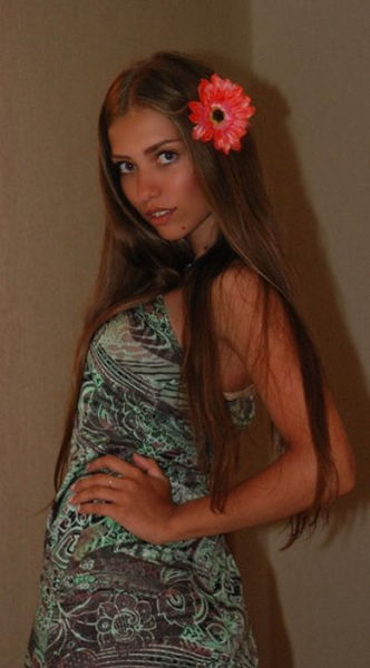 Brunette Beauty’s Shocking Secret!