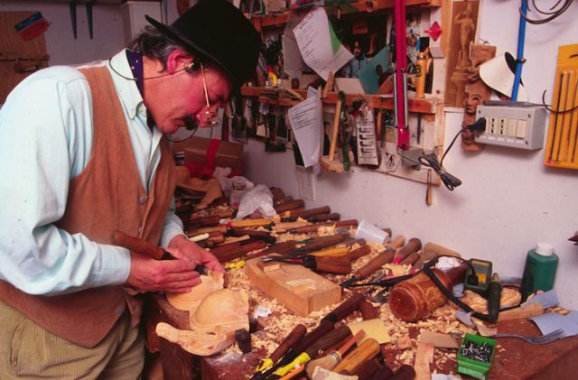 Meet the Amazingly Talented Wood Sculptor