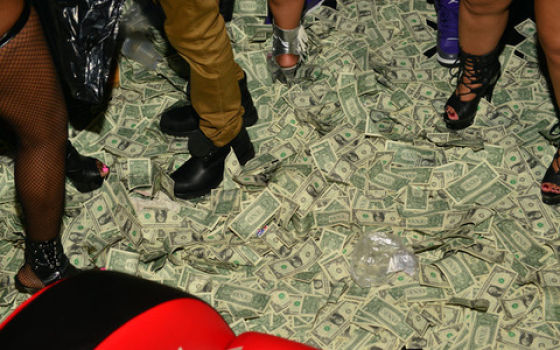 It Rains Money When Drake Visits a Strip Club