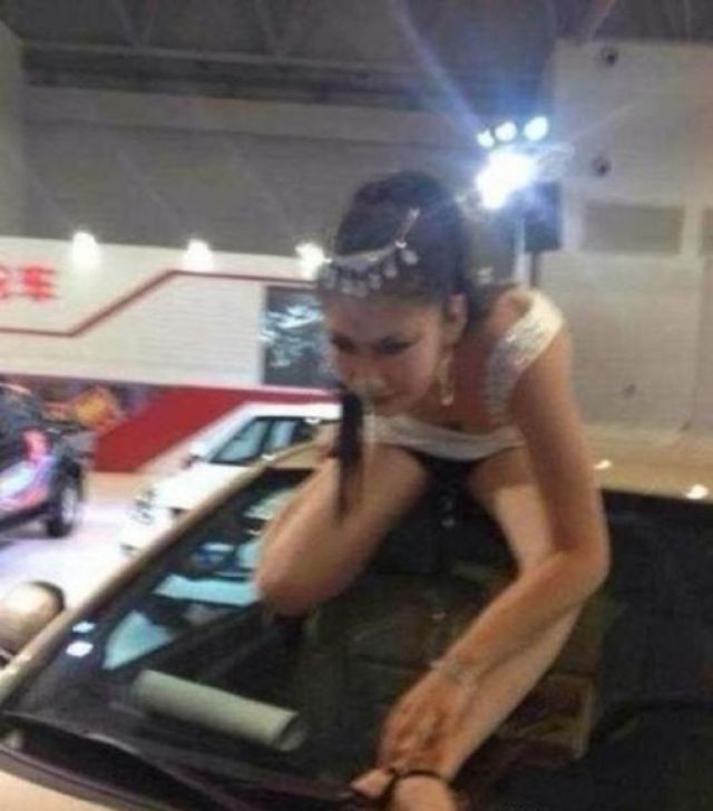 A Chinese Auto Show Model Who Really Earns Her Salary