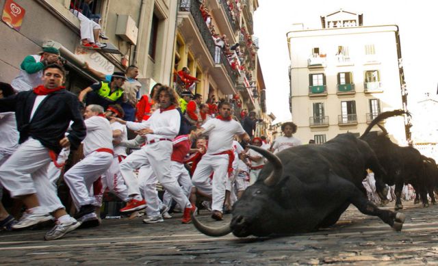 Spanish Bull Racing Ends in Injury