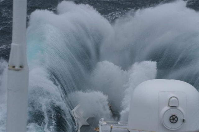 Great Photos of Navy Ships in the Middle of the Ocean