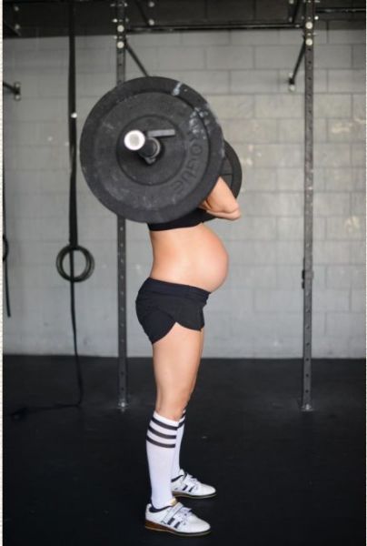 Pregnancy Can’t Stop This Woman from Weightlifting