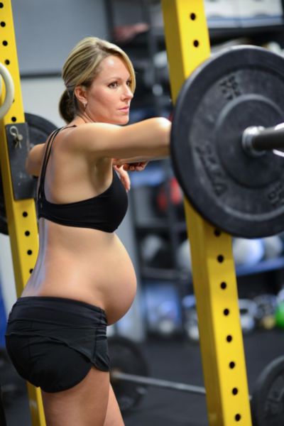 Pregnancy Can’t Stop This Woman from Weightlifting