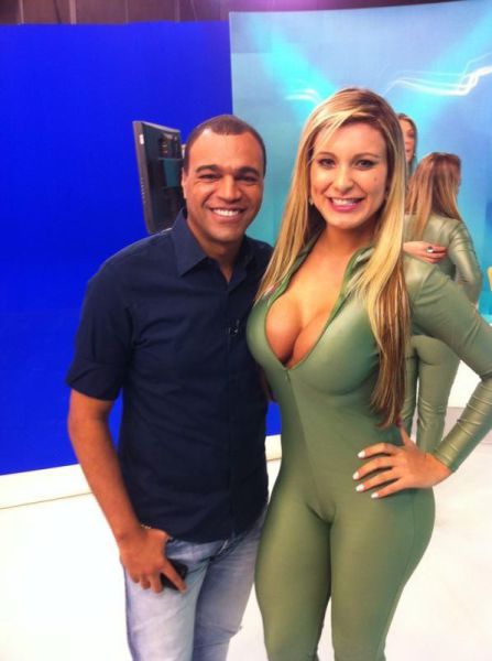 The Beautiful Brazilian Auto Show Girls Don’t Disappoint
