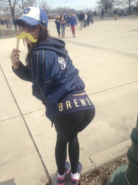 Girls Look Yummier in Yoga Pants