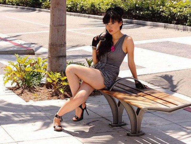 Models Posing in Really Uncomfortable Positions