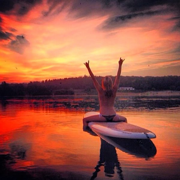 Topless Holiday Snaps Are the Newest Internet Trend