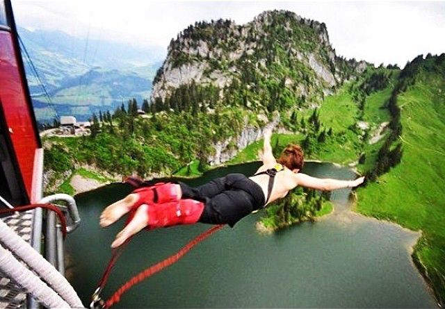 Topless Holiday Snaps Are the Newest Internet Trend