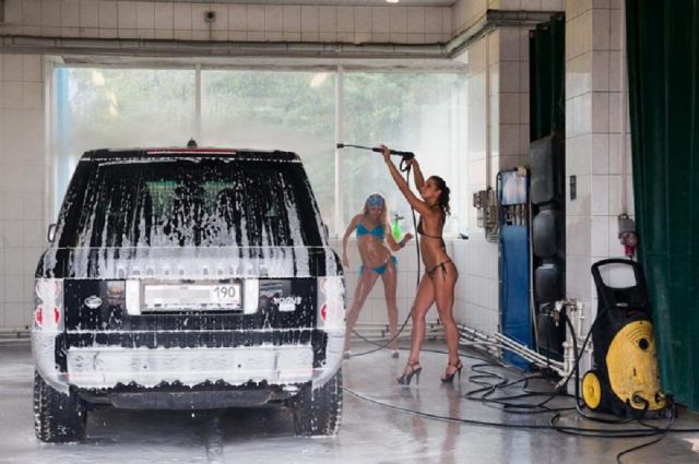 Girls Who Make Washing a Car Look Sexy