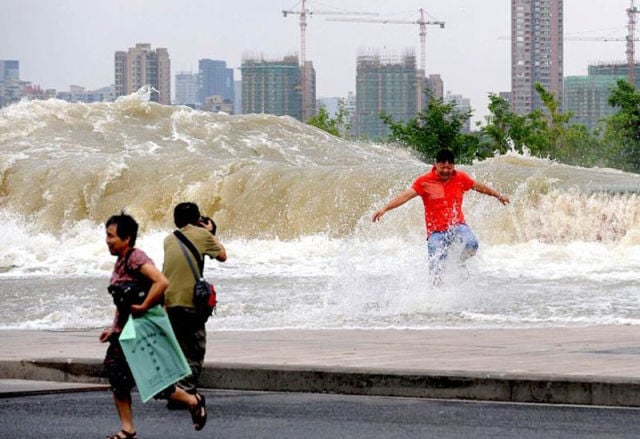 Massive Tidal Wave in China Stuns Spectators