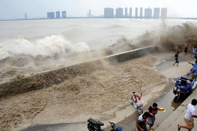 Massive Tidal Wave in China Stuns Spectators