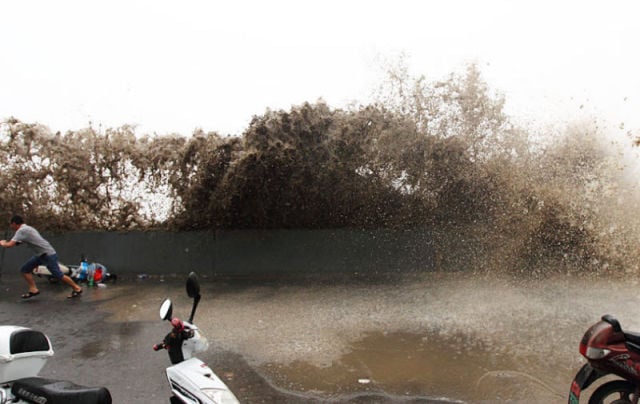 Massive Tidal Wave in China Stuns Spectators