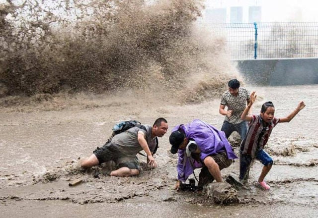 Massive Tidal Wave in China Stuns Spectators