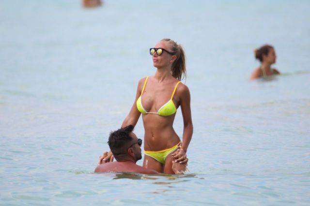 Beautiful Babes in Skimpy Bikinis