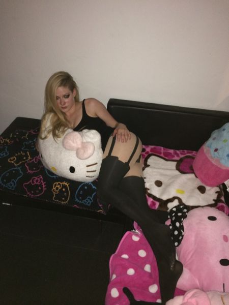 Intimate Leaked Photos of Avril Lavigne