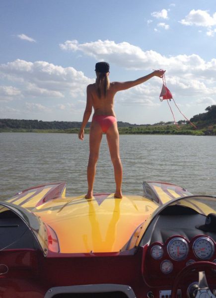 Braless Girls Let Their Boobs Hang Free