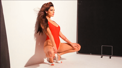 Kelly Brook’s Sexy Gifs