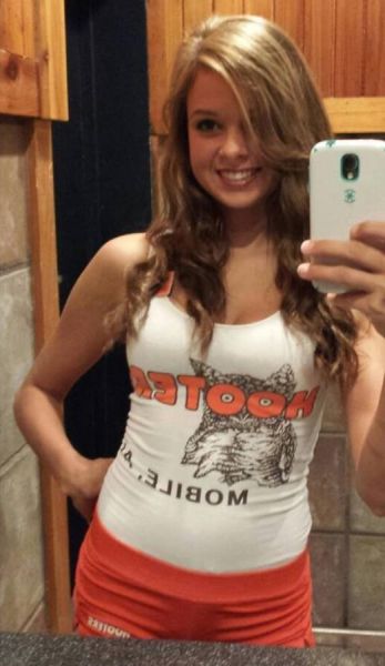 Hooters Have the Most Gorgeous Staff of Anywhere Ever