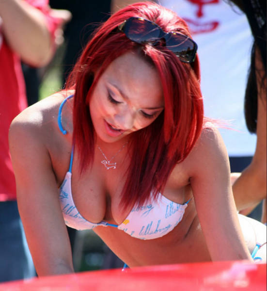 Sexy Girls Getting Wet ‘n Wild at the Car Wash