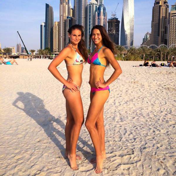 Beautiful Babes in Skimpy Bikinis