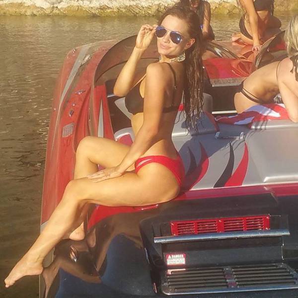 Beautiful Babes in Skimpy Bikinis