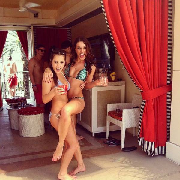 Beautiful Babes in Skimpy Bikinis