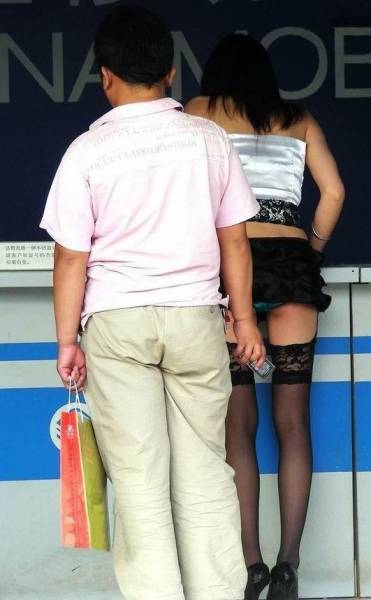 Candid Street Fashion That Really Takes the Cake