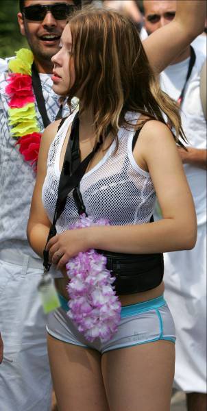 Candid Street Fashion That Really Takes the Cake