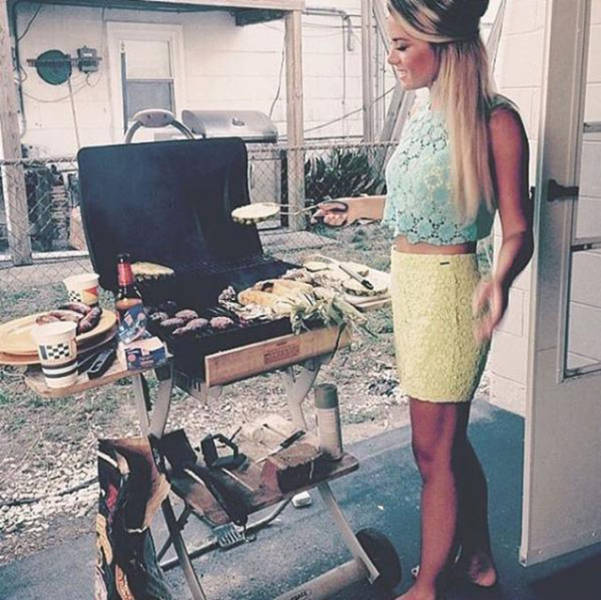 Some Hot Ladies Tuck into Some BBQ