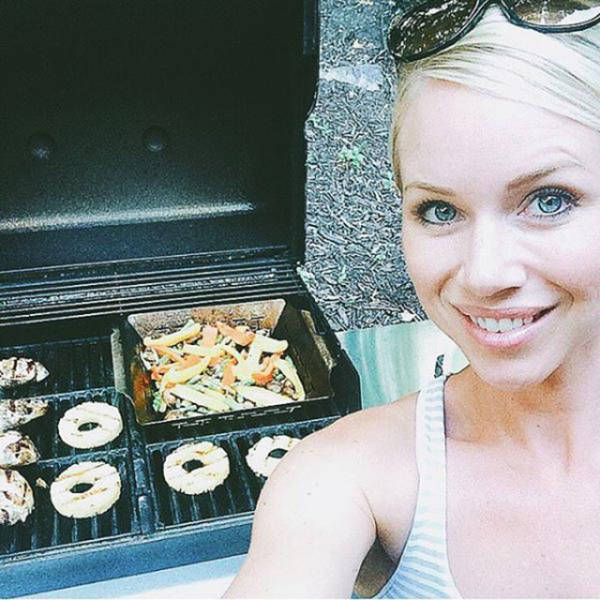 Some Hot Ladies Tuck into Some BBQ
