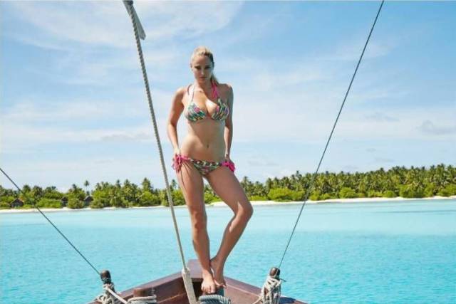 Beautiful Babes in Skimpy Bikinis